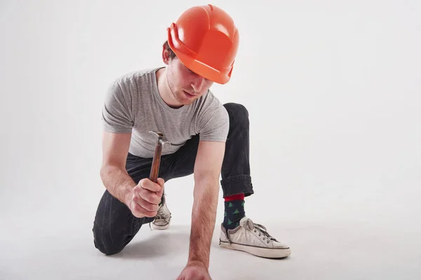 Macht Reparaturen Eigenen Haus Selbst Männer Lässiger Kleidung Und Orangefarbenem — Stockfoto