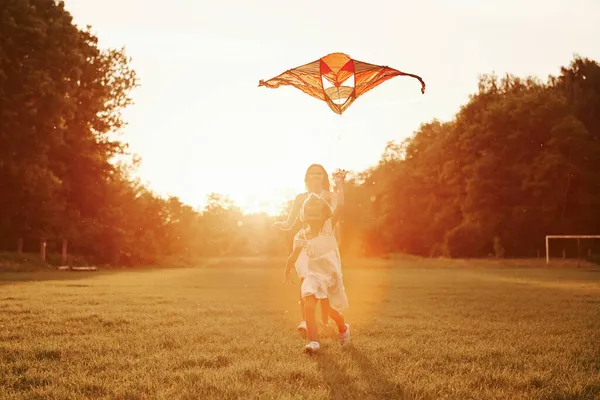 Proprio Nel Cielo Madre Figlia Divertono Con Aquilone Sul Campo — Foto Stock