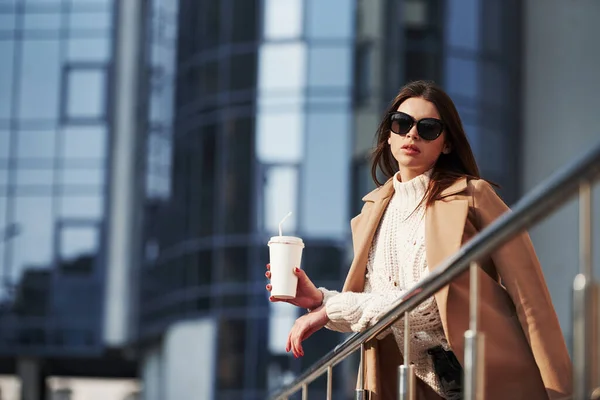 Día Soleado Con Gafas Café Joven Hermosa Chica Ropa Abrigo — Foto de Stock