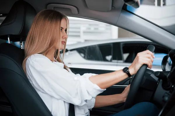 Vamos Conduzir Menina Loira Bonita Sentada Carro Novo Com Interior — Fotografia de Stock