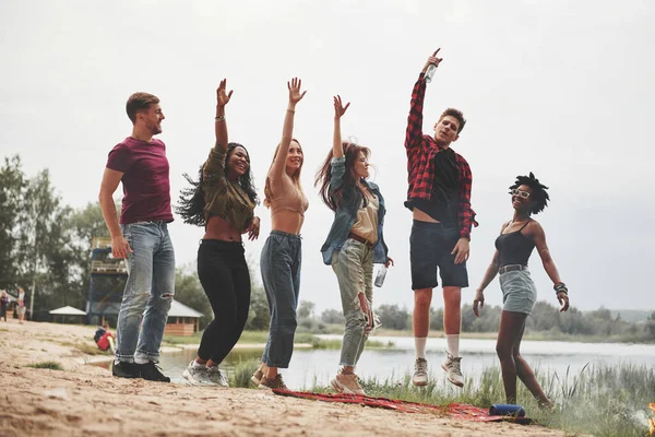 Full Höjd Foto Grupp Människor Har Picknick Stranden Vänner Kul — Stockfoto