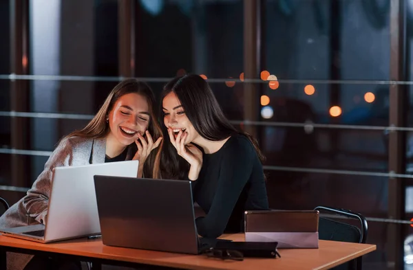 Rire Ensemble Une Équipe Jeunes Gens Affaires Travaille Sur Leur — Photo