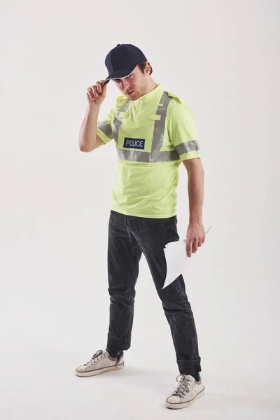 Einige Dokumente Der Hand Polizist Grüner Uniform Steht Vor Weißem — Stockfoto