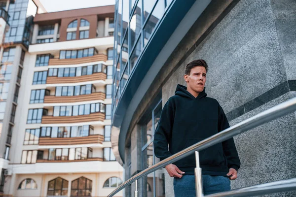 Joven Haciendo Parkour Ciudad Durante Día Concepción Deportes Extremos — Foto de Stock