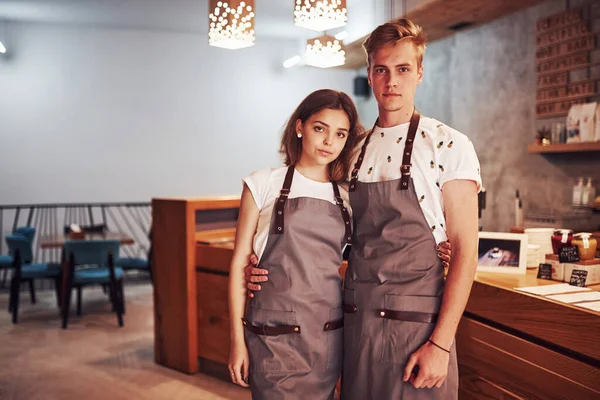 Retrato Pareja Encantadora Abrazándose Mutuamente Dos Jóvenes Trabajadores Cafeterías Adentro —  Fotos de Stock