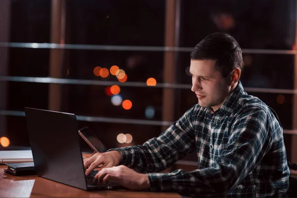 Kareli Gömlekli Adamın Gece Ofiste Fazladan Işi Var — Stok fotoğraf