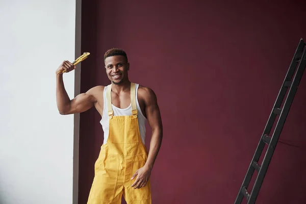 Showing Abs Young African American Worker Yellow Uniform Have Some — Stock Photo, Image