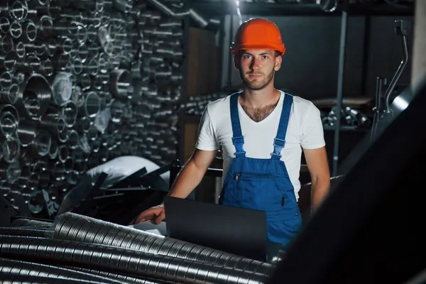 Mira Cámara Hombre Uniforme Trabaja Producción Tecnología Industrial Moderna — Foto de Stock