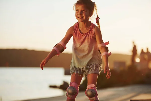 Happy Cute Kid Riding Her Roller Skates Unbelievable Sunlight — Stock Photo, Image