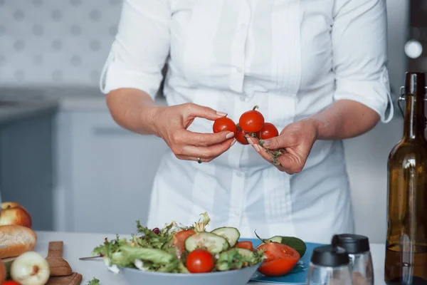 Kleine Tomaatjes Vasthouden Vrouw Wit Shirt Bereidt Eten Keuken Met — Stockfoto