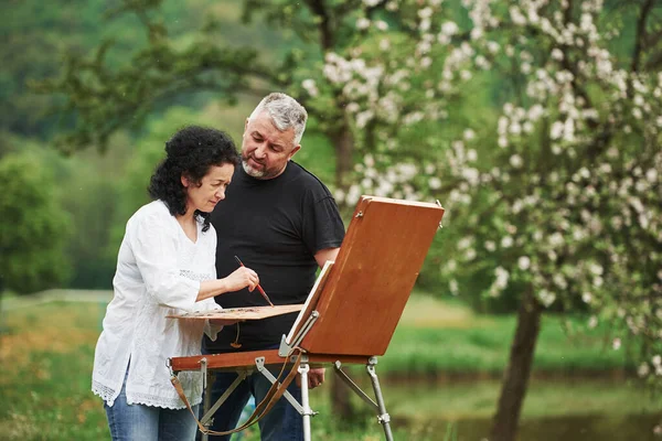 Man Looks His Wife Mature Couple Have Leisure Days Working — Stock Photo, Image