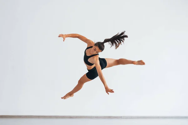 Роблячи Божевільні Трюки Молода Спортивна Жінка Чорному Одязі Тонким Типом — стокове фото