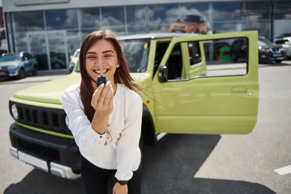 Тримає Ключі Від Свого Нового Автомобіля Молода Жінка Білому Офіційному — стокове фото