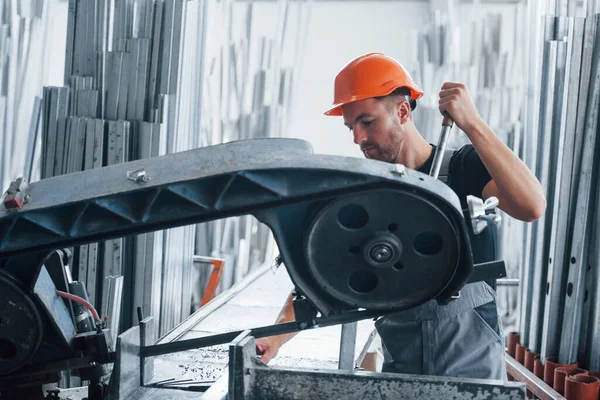 Üretim Devam Ediyor Makine Operatörü Fabrikada Sanayi Işçisi Turuncu Şapkalı — Stok fotoğraf