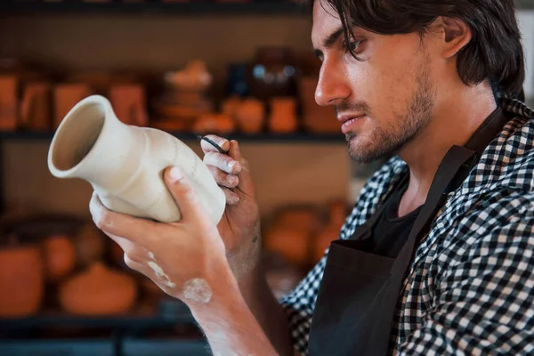 Jovem Ceramista Detém Seu Pote Artesanal Fresco Faz Alguns Detectando — Fotografia de Stock
