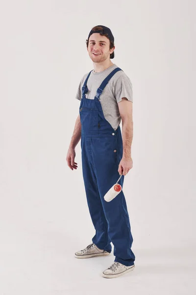 Tranquilo Feliz Hombre Uniforme Azul Levanta Contra Fondo Blanco Estudio —  Fotos de Stock