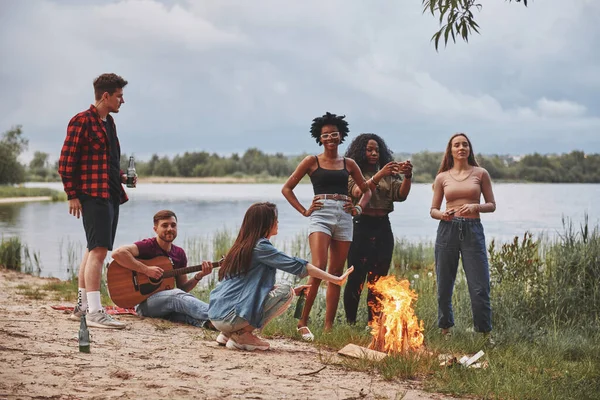 Pratar Med Varandra Grupp Människor Har Picknick Stranden Vänner Kul — Stockfoto