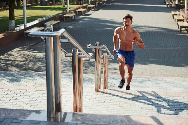 Svalnatý Muž Bez Trička Mají Fitness Den Běží Městě Dne — Stock fotografie