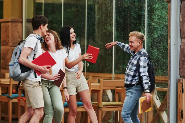 Vier Jonge Studenten Casual Kleding Hebben Vergadering Regenachtige Dag — Stockfoto