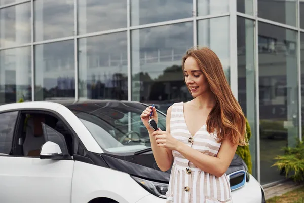 Lycklig Ägare Till Bil Kvinnlig Förare Håller Nycklarna Från Bilen — Stockfoto
