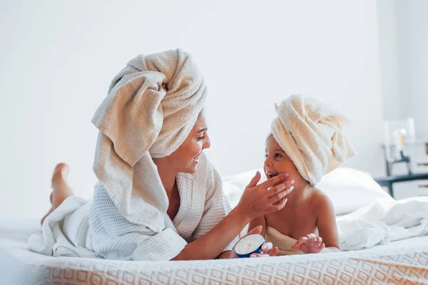 Using Cream Young Mother Her Daugher Have Beauty Day Indoors — Stock Photo, Image