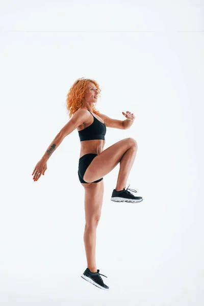 Egzersiz Yapıyordum Kızıl Saçlı Kadın Vücut Geliştirici Beyaz Arka Planda — Stok fotoğraf