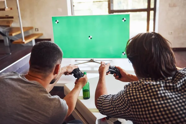 Cerveza Sobre Mesa Grupo Amigos Divierten Jugando Juego Consola Interior —  Fotos de Stock