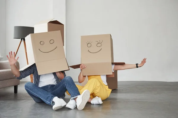 Grappige Mensen Gelukkig Stel Samen Hun Nieuwe Huis Beweging — Stockfoto