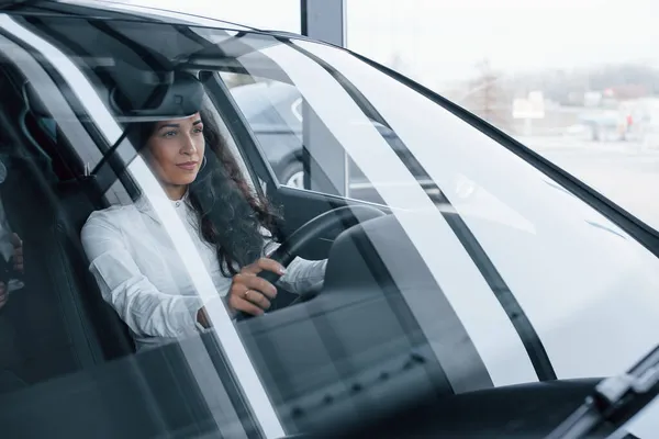 Reflektion Över Glaset Vacker Affärskvinna Provar Sin Nya Bil Bilsalongen — Stockfoto