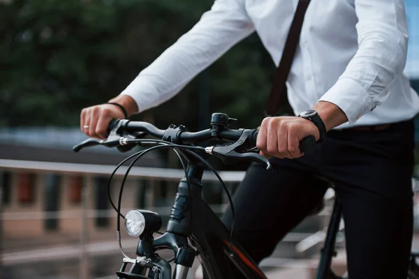 Vista Perto Empresário Roupas Formais Com Bicicleta Preta Está Cidade — Fotografia de Stock