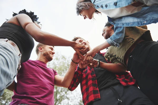 Commençons Fête Des Groupes Ethniques Multiples Font Fête Extérieur Vue — Photo