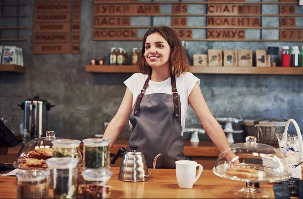 Giovane Operaia Caffetteria Chiuso Concezione Impresa Servizio — Foto Stock