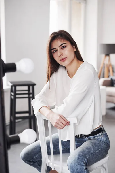 Fashionable Girl Young Brunette Room White Walls Daylight Comes Window — Stock Photo, Image