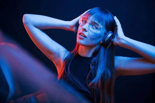 Muzyka Wysokiej Jakości Słuchawkach Studio Kręcone Ciemnym Studio Neonowym Światłem — Zdjęcie stockowe