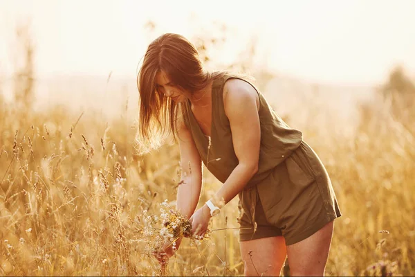 Beautful Meisje Loopt Door Het Veld Met Hoog Gras Het — Stockfoto