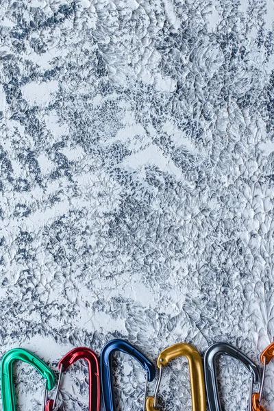 Современное Искусство Изолированное Фото Альпинистского Снаряжения Часть Карабина Лежит Белой — стоковое фото