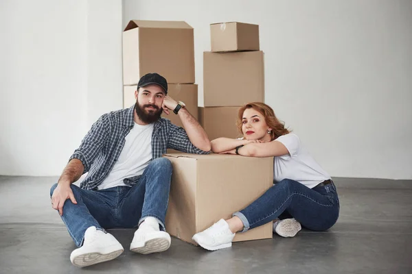 Está Hora Descansar Casal Feliz Juntos Sua Nova Casa Concepção — Fotografia de Stock