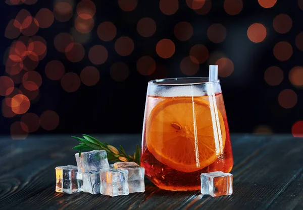 Vue Détaillée Cocktail Est Prêt Sur Table Bois Boîte Nuit — Photo