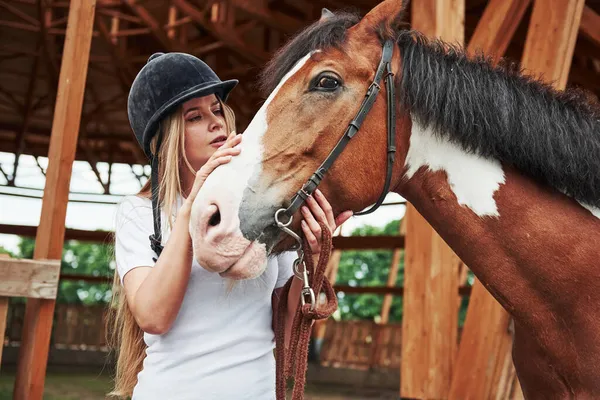 Preparando Los Animales Para Montar Mujer Feliz Con Caballo Rancho —  Fotos de Stock