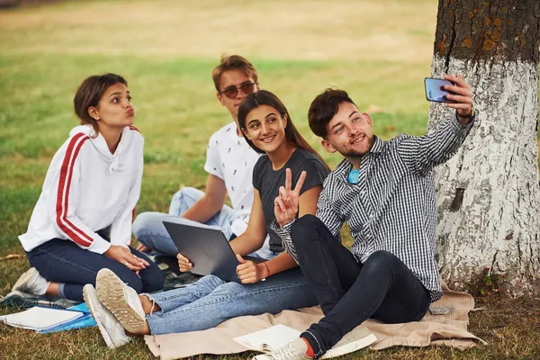 Sentada Cerca Del Árbol Haciendo Selfie Grupo Jóvenes Estudiantes Ropa — Foto de Stock