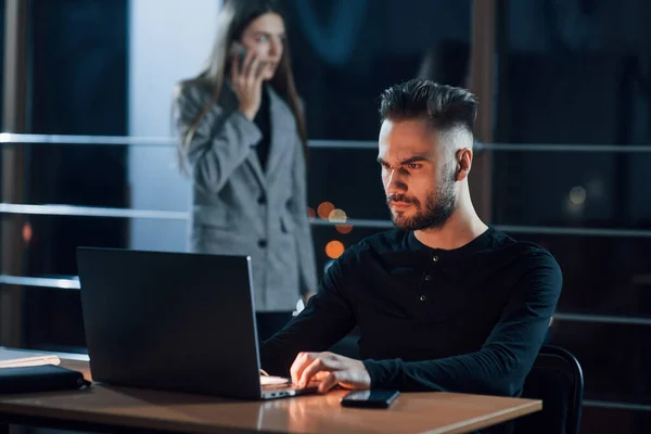 Allvarlig Man Teamet Unga Affärsmän Arbetar Med Sitt Projekt Nattetid — Stockfoto