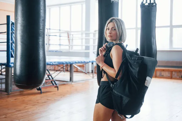 Mira Atrás Mujer Adulta Con Bolsa Negra Auriculares Gimnasio Entrenamiento — Foto de Stock