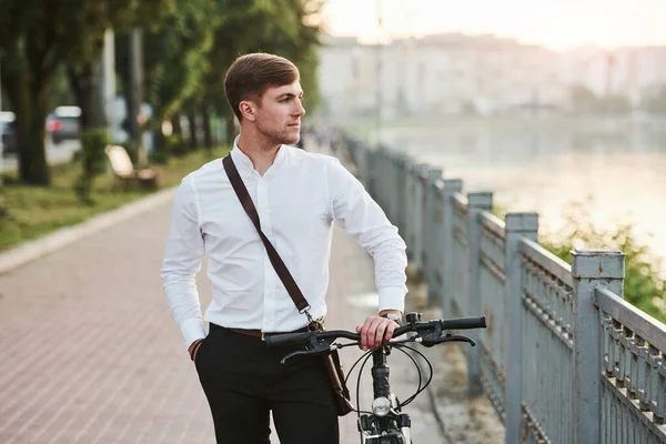 こんな素敵な天気 黒い自転車の正式な服を着たビジネスマンが街にいます — ストック写真