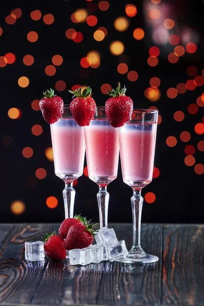 Rote Erdbeeren Cocktails Stehen Bereit Auf Dem Holztisch Nachtclub Schöne — Stockfoto