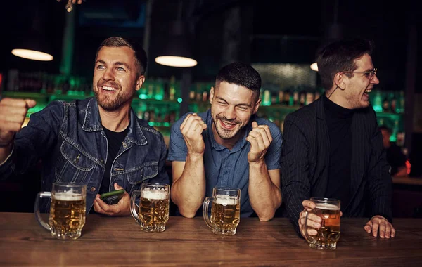 Spaß Haben Freunde Mit Alkohol Der Hand Der Kneipe — Stockfoto