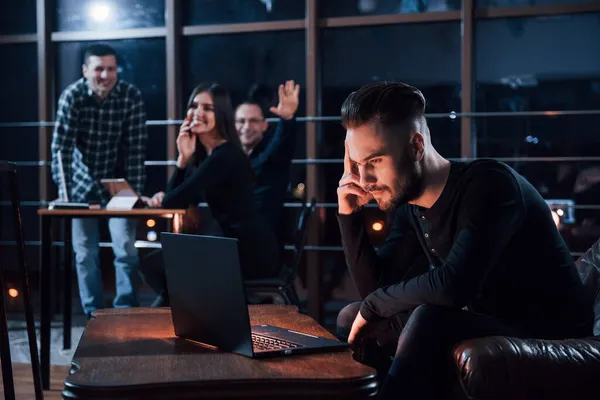 Tratando Distraer Del Amigo Del Trabajo Que Está Sobrecargado Trabajo — Foto de Stock