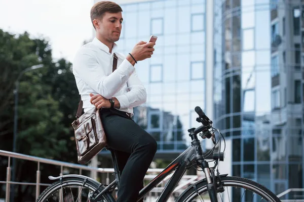 Ler Notícias Empresário Roupas Formais Com Bicicleta Preta Está Cidade — Fotografia de Stock