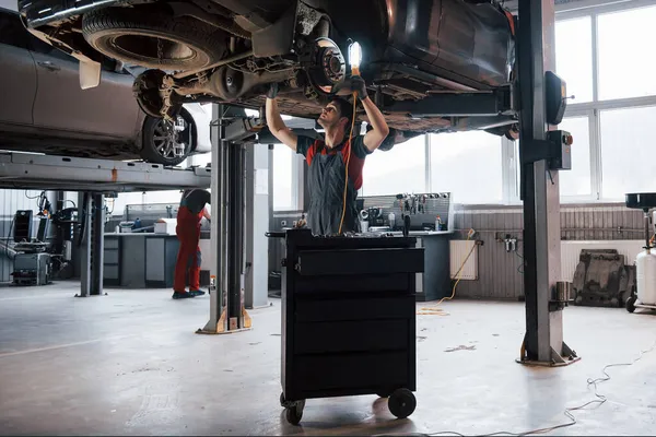 Todos Hacen Trabajo Hombre Taller Uniforme Fija Las Partes Rotas — Foto de Stock