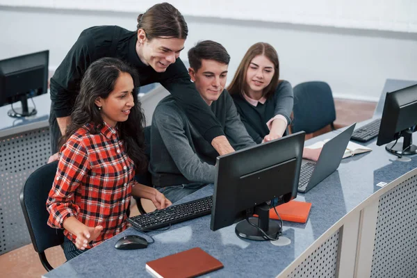 Todo Ser Increíble Grupo Jóvenes Ropa Casual Que Trabajan Oficina — Foto de Stock