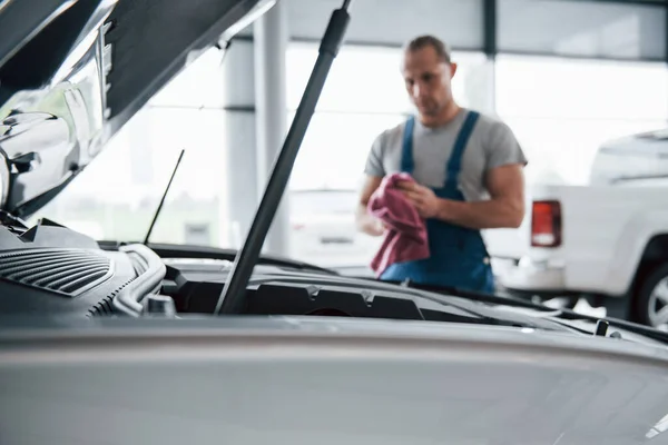 Fokussiertes Foto Mann Blauer Uniform Arbeitet Mit Kaputtem Auto Reparaturen — Stockfoto